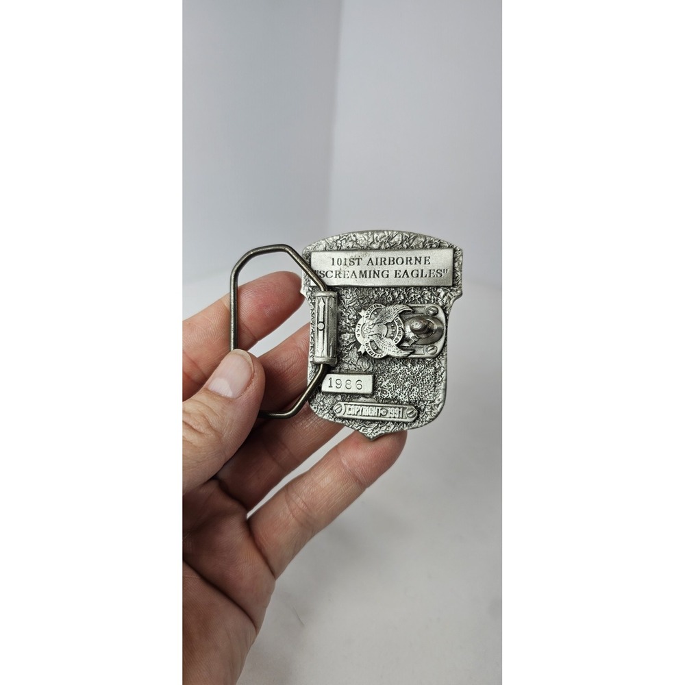 Vintage 1986 101st Airborne Screaming Eagles Belt Buckle Military USA - Picture 2 of 3